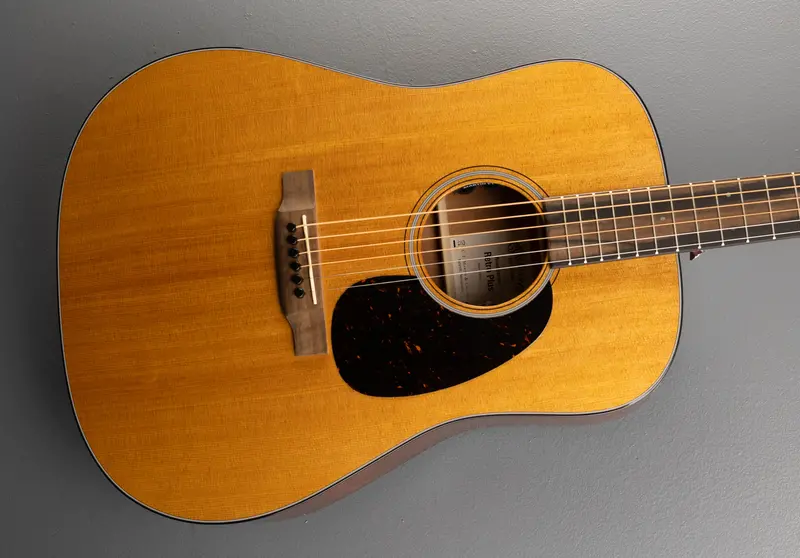 DE Retro Plus Mahogany Acoustic Guitar – Distinctive Tone & Aesthetic