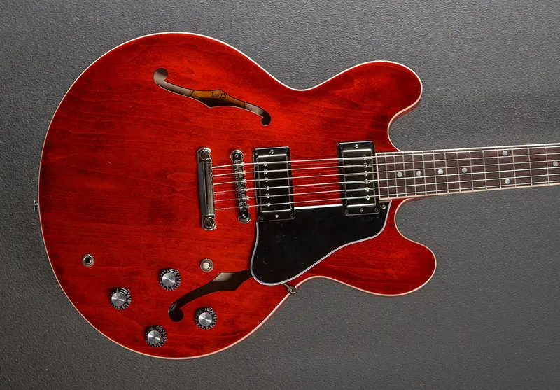 Gibson ES-335 – Sixties Cherry Semi-Hollow Guitar