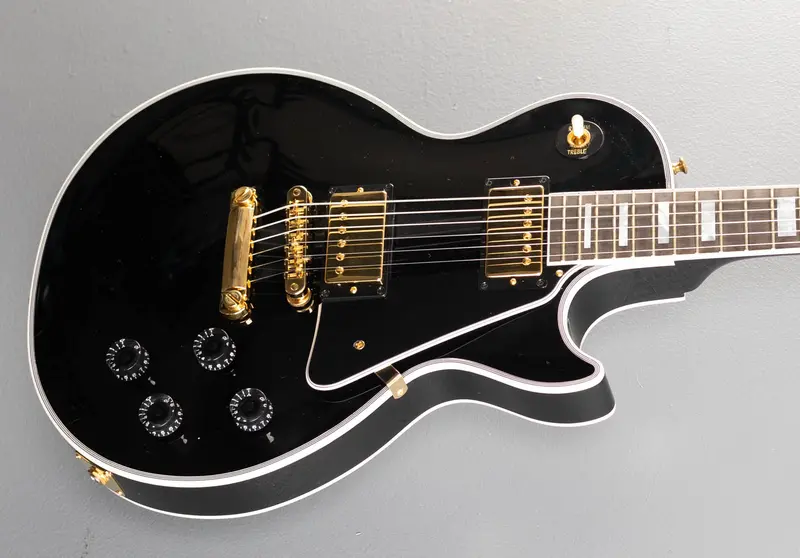 Gibson Les Paul Custom – Gloss Ebony Finish with Ebony Fingerboard