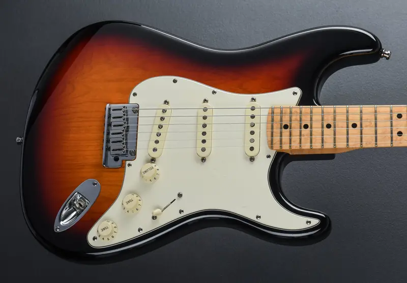 Pre-Owned Fender Custom Classic Stratocaster – V-Neck, 3-Color Sunburst (2008)